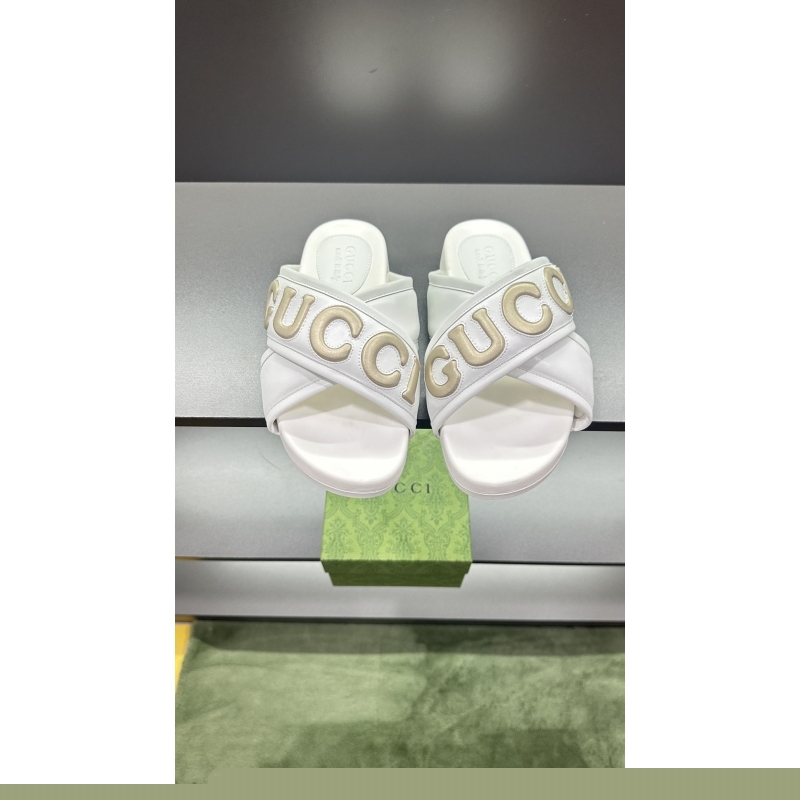 G*u*i slippers